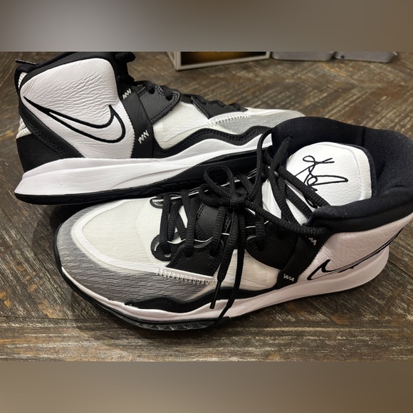 Nike Kylie Infinity men’s 9.5 new in box